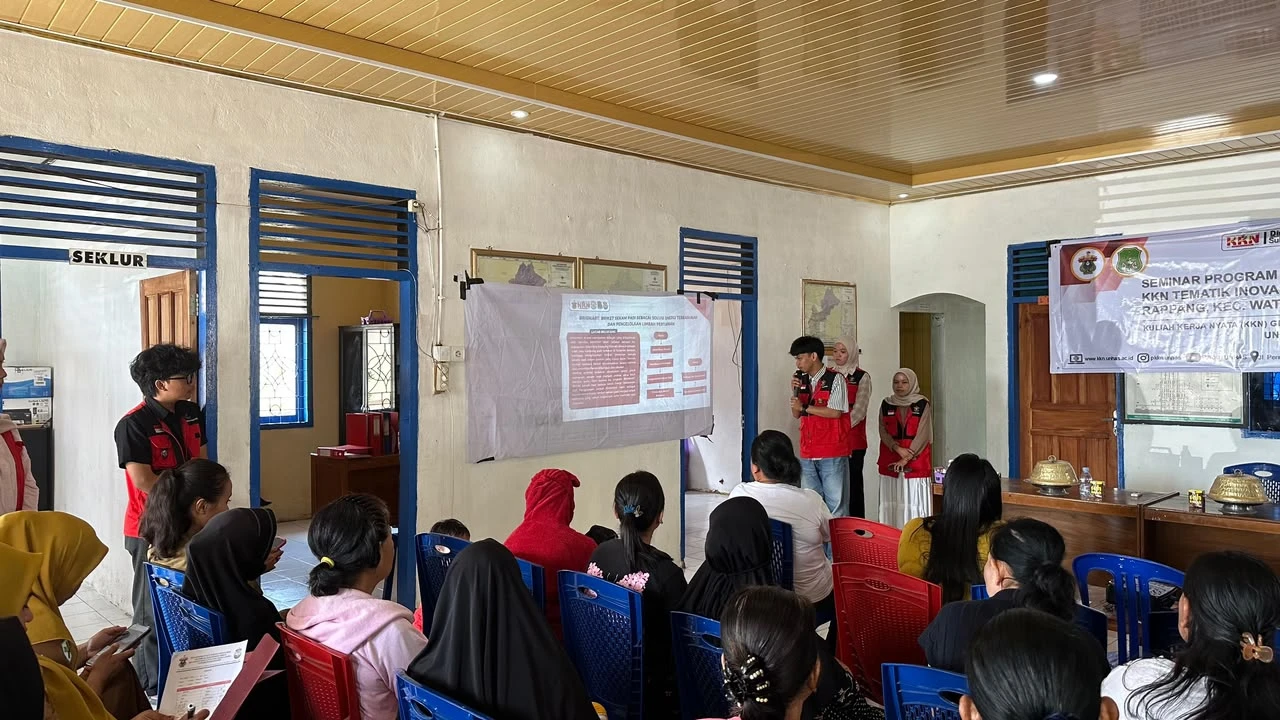 Mahasiswa KKN-T Unhas memaparkan inovasi BRISMART, mengajak warga Arawa membangun energi terbarukan berkelanjutan bersama. (Foto: Dok.Pribadi).